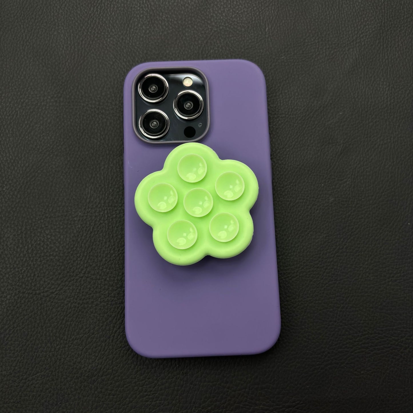 Sticking to your phone, stabilizing your mood—a healing custom suction case that saves your hands from chaos.