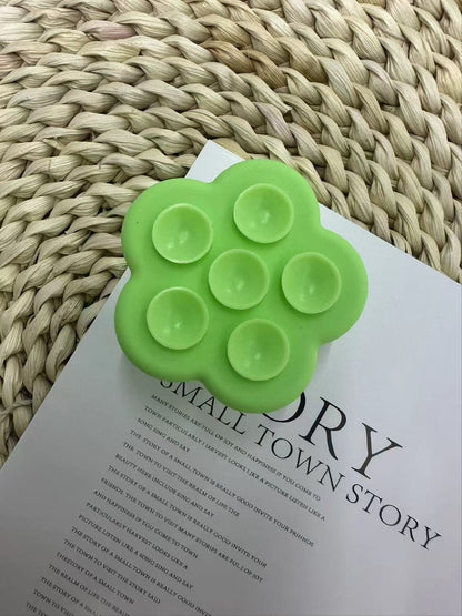 Sticking to your phone, stabilizing your mood—a healing custom suction case that saves your hands from chaos.