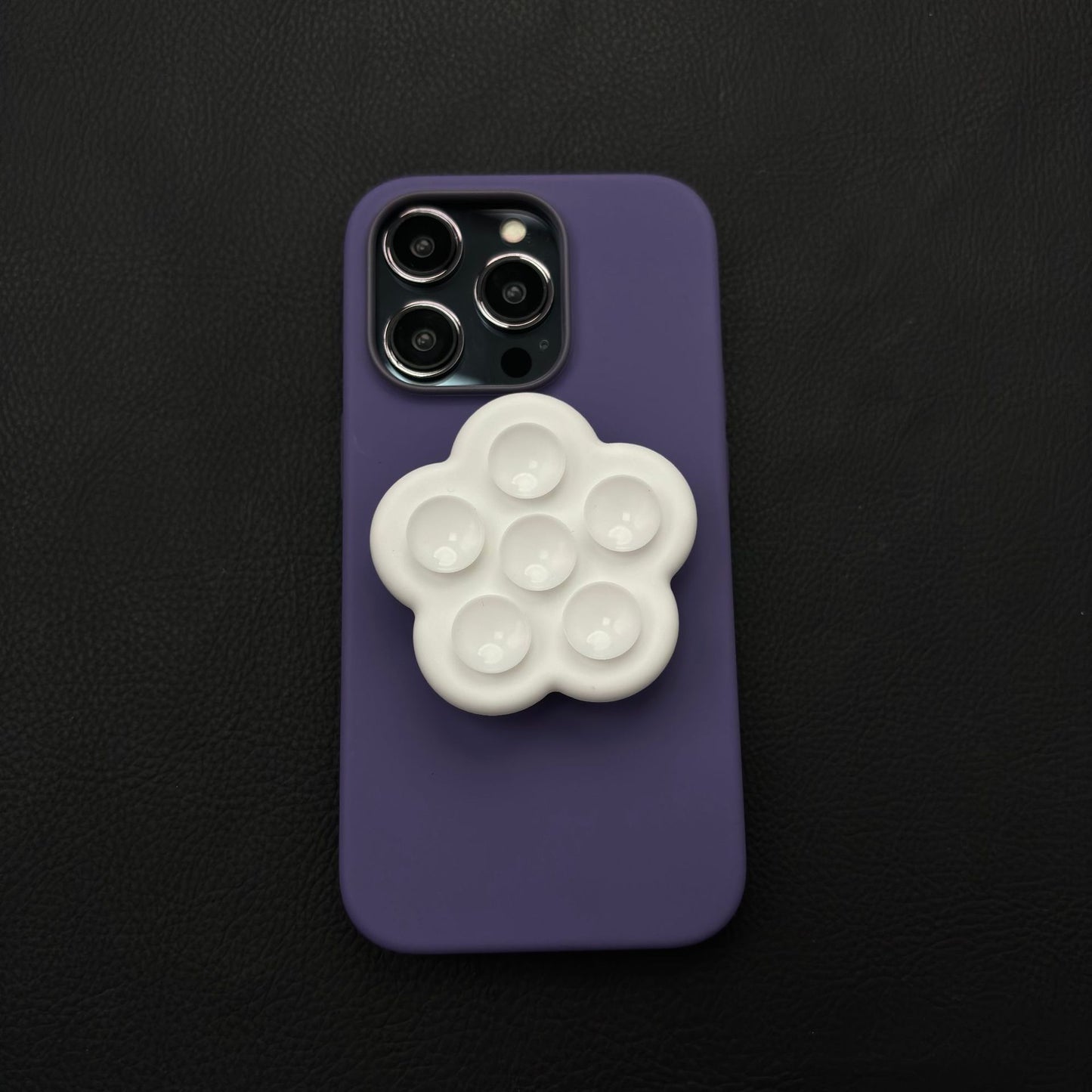 Sticking to your phone, stabilizing your mood—a healing custom suction case that saves your hands from chaos.