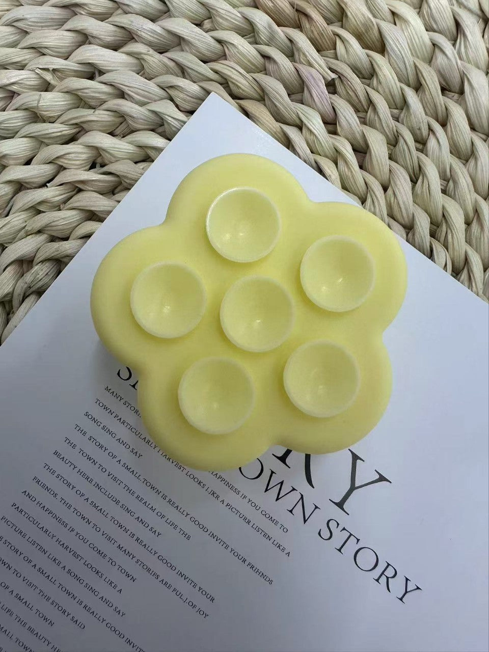 Sticking to your phone, stabilizing your mood—a healing custom suction case that saves your hands from chaos.