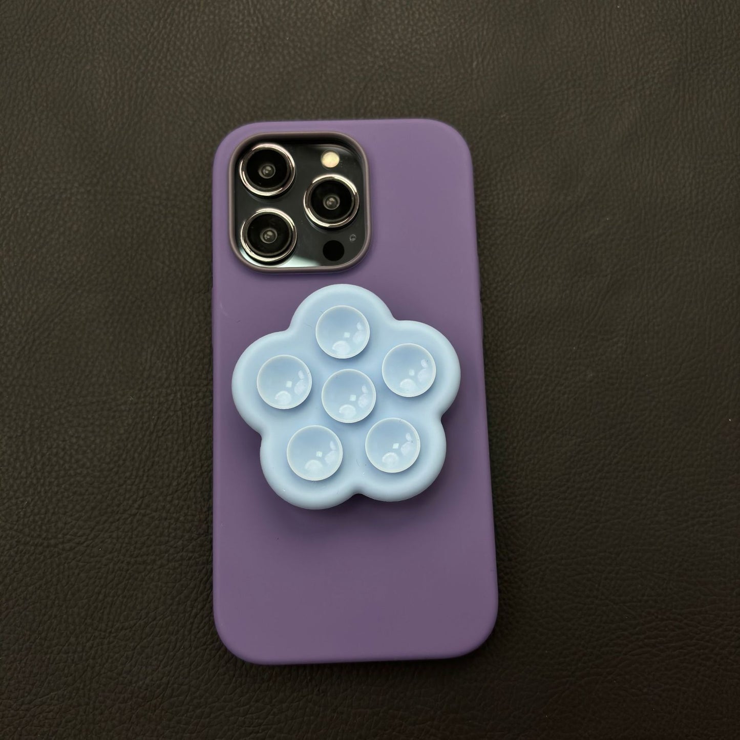 Sticking to your phone, stabilizing your mood—a healing custom suction case that saves your hands from chaos.