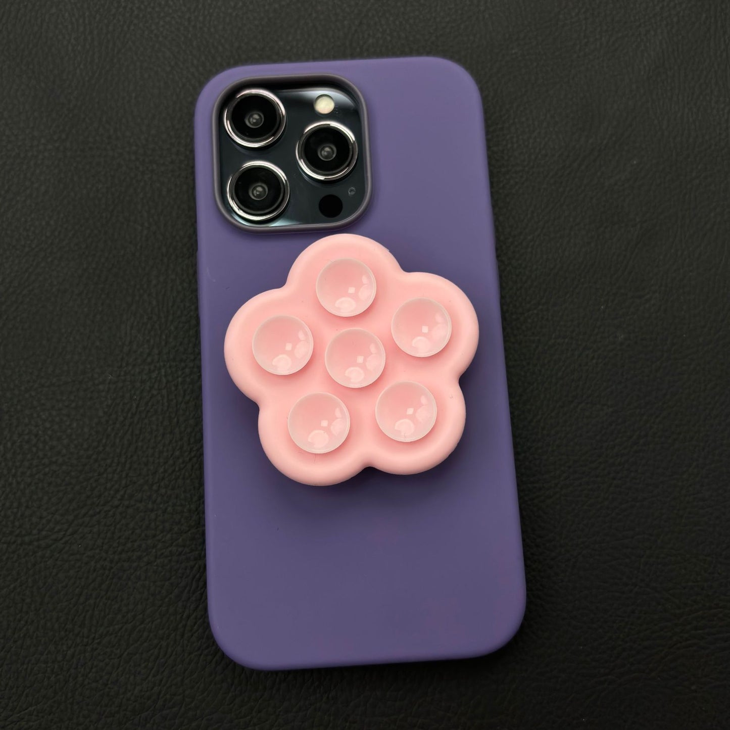 Sticking to your phone, stabilizing your mood—a healing custom suction case that saves your hands from chaos.